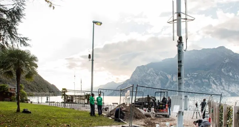 I lampioni a Torbole si accendono col vento