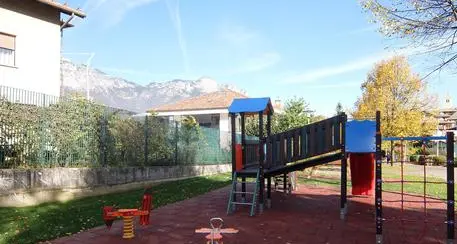 Rifiuti dell'Adunata alpini si trasformano in parco giochi