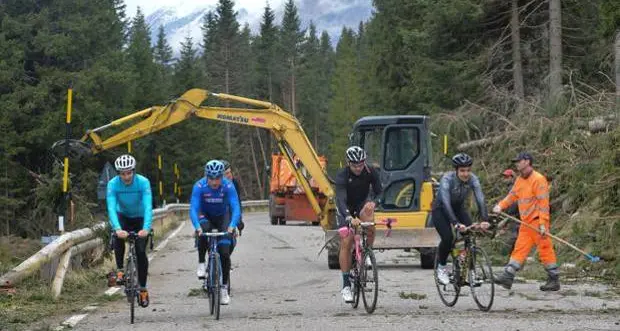 Davide Cassani pedala nelle zone del nubifragio