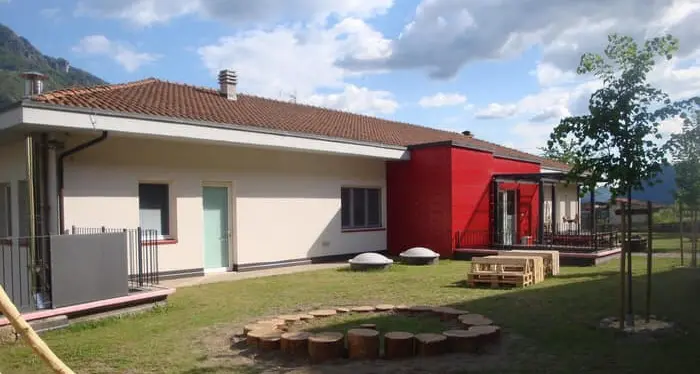 Dopo appena 4 anni si rimette mano al tetto della scuola materna di Darzo