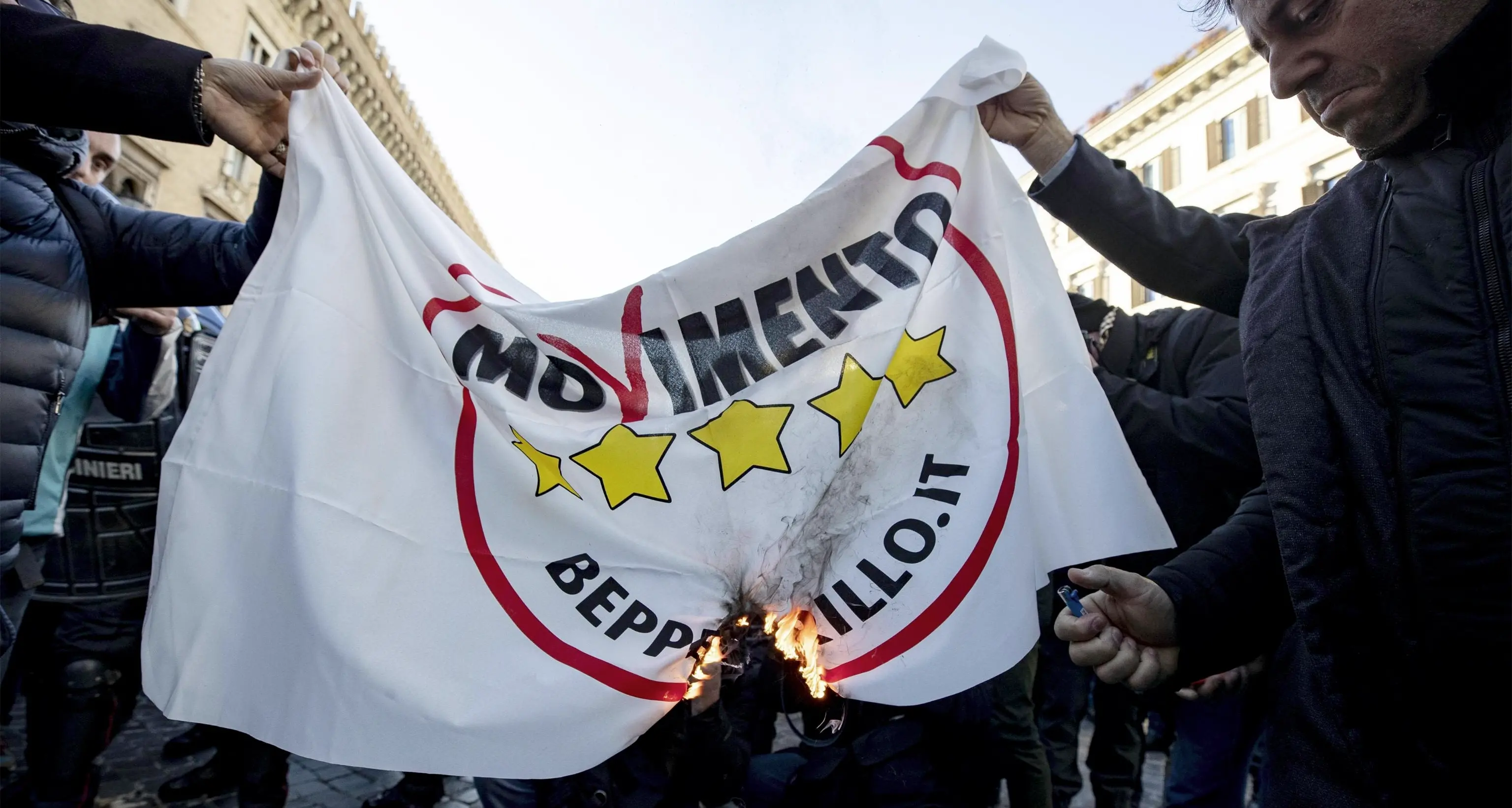 Protesta autisti di Ncc, bruciate bandiere del M5s
