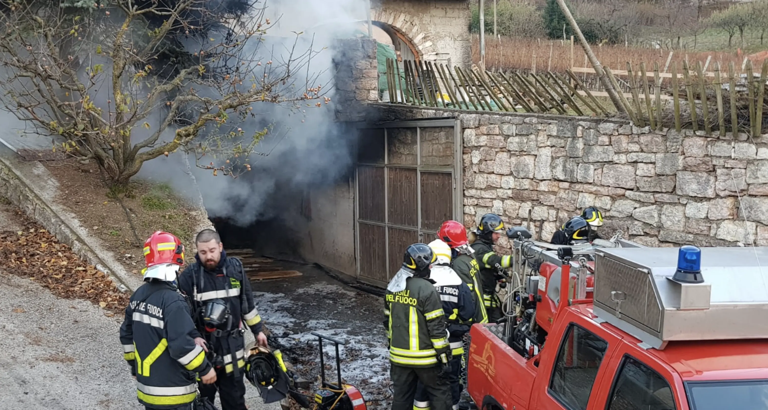 Fiamme in garage a Povo: una donna ferita