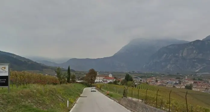 Marciapiede nuovo tra Faedo e San Michele
