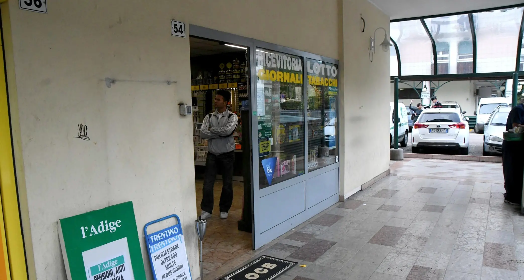 Tabaccaia insultata e presa a schiaffi