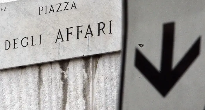 Lo spread chiude a 303 punti Borse, Milano la peggiore