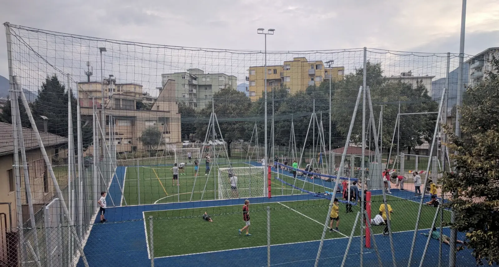 Lavis, aperti i nuovi campetti di via Rosmini ed è subito assedio