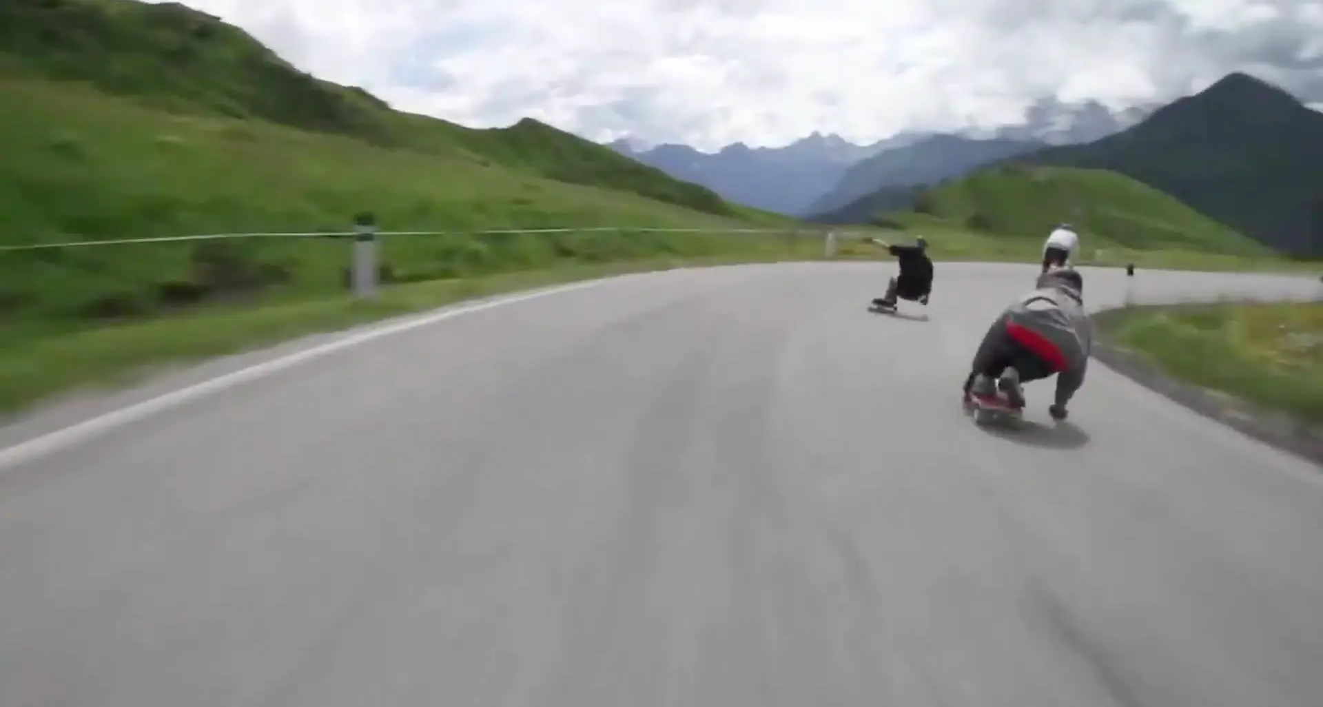 Scende dal Baldo in skateboard Campione si schianta: è grave