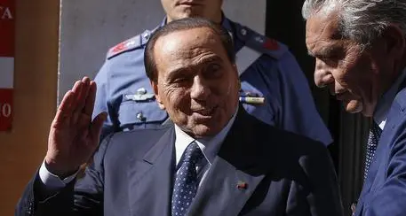 Berlusconi da Putin «denuncia» fake news: «Mar Nero è azzurro»