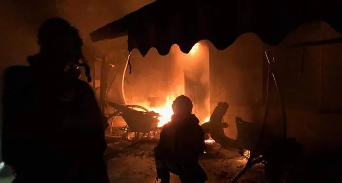 Chiusa, appartamento distrutto dalle fiamme