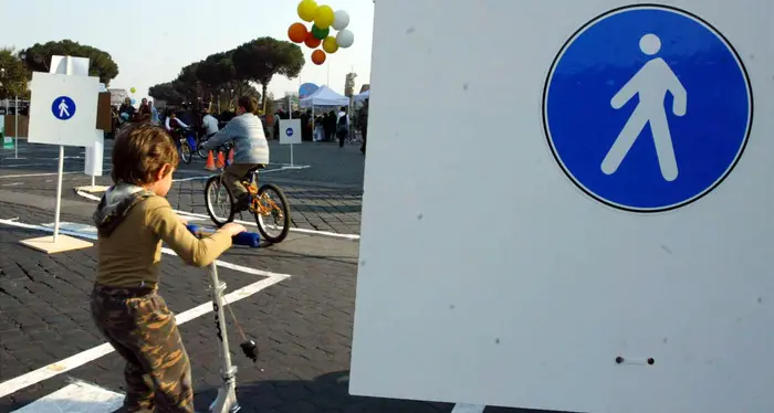 Bimbo di 5 anni in monopattino multato di 66 euro a Venezia