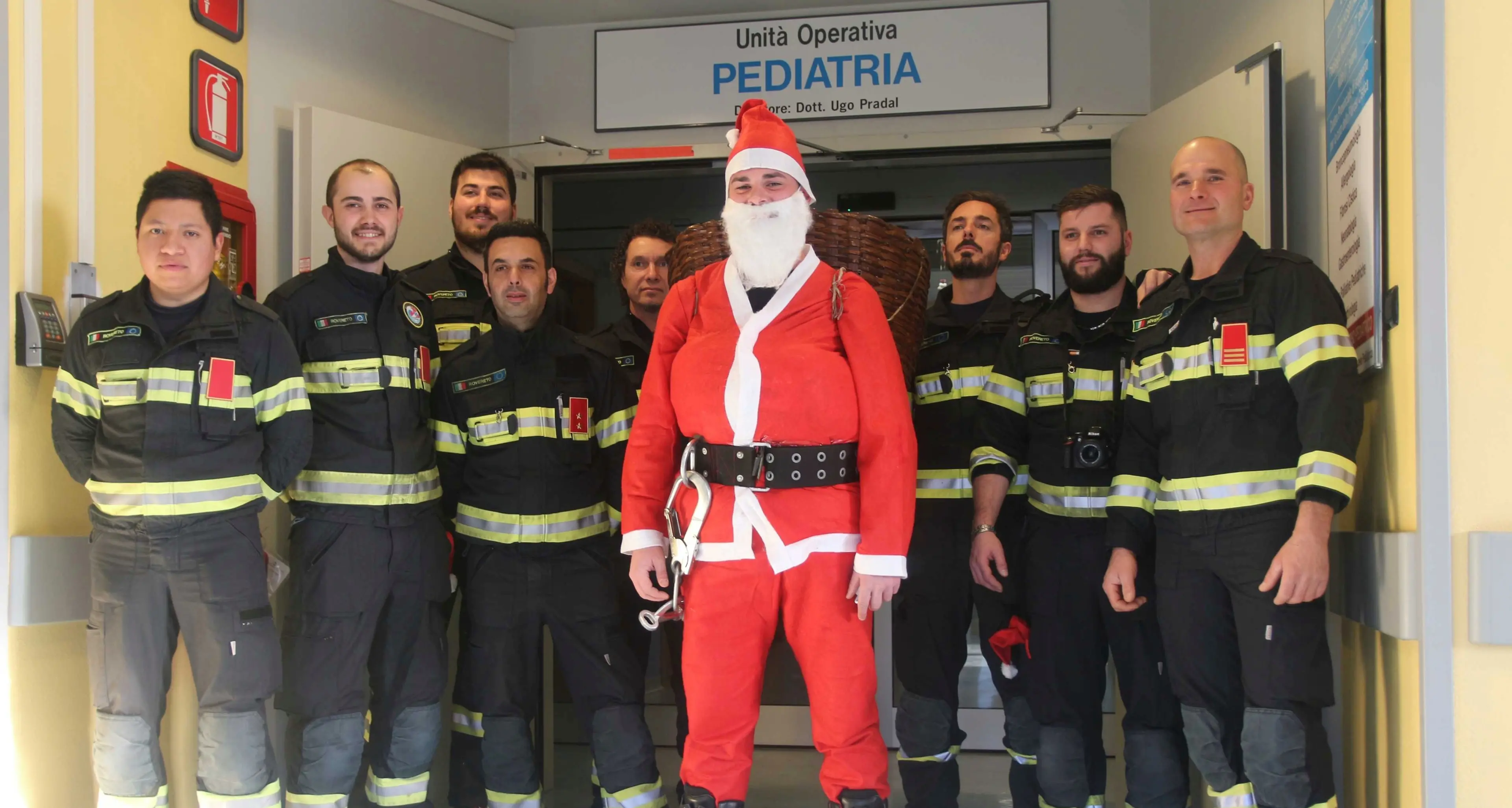 Pompieri in pediatria per i bambini