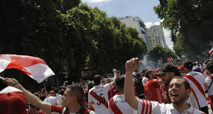 Follia tifosi del River: assalto al bus Boca