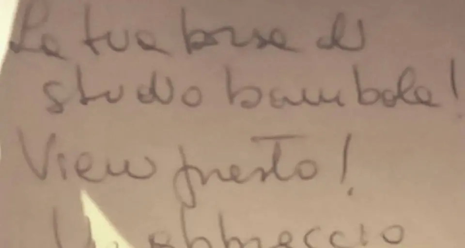 Trova una busta piena di soldi in piazza: il dono di una madre a sua figlia per Natale