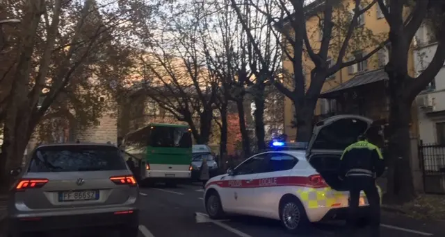 Pullman turistico in panne: traffico in tilt in via Torre Verde