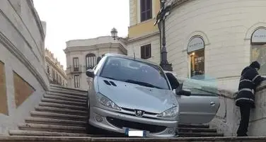 Con l’auto giù dalla scalinata di Trinità dei Monti a Roma