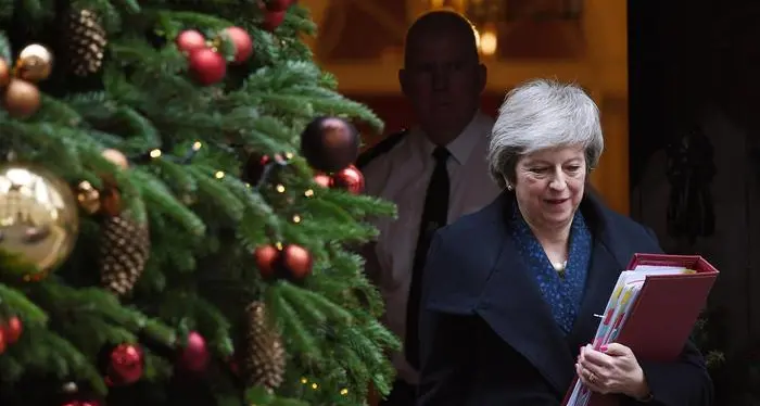Brexit: May ce la fa, non passa la mozione di sfiducia Tory