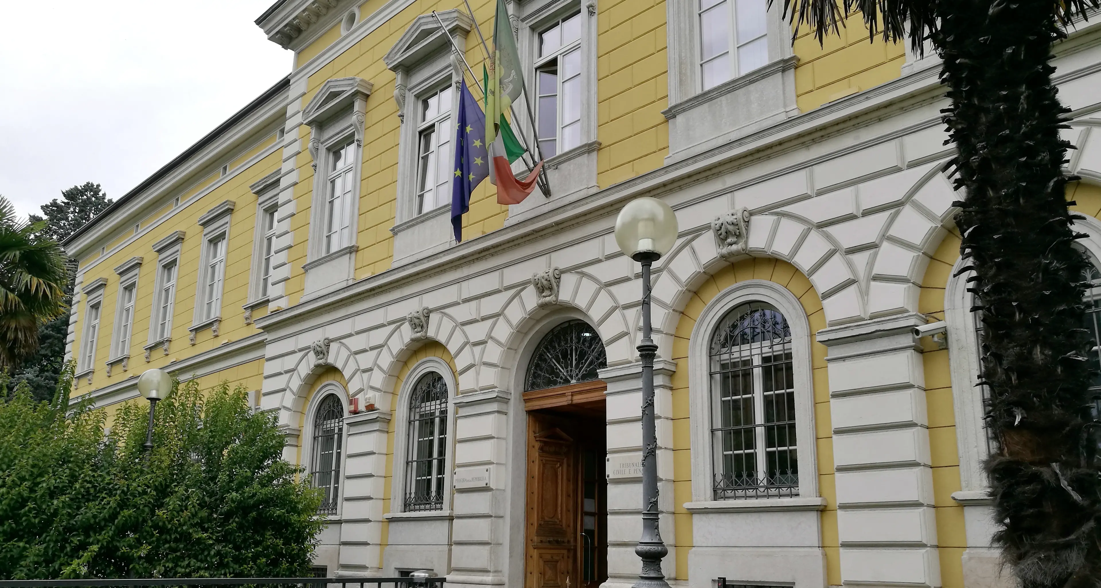 Uomo minaccia di bruciare la casa della figlia
