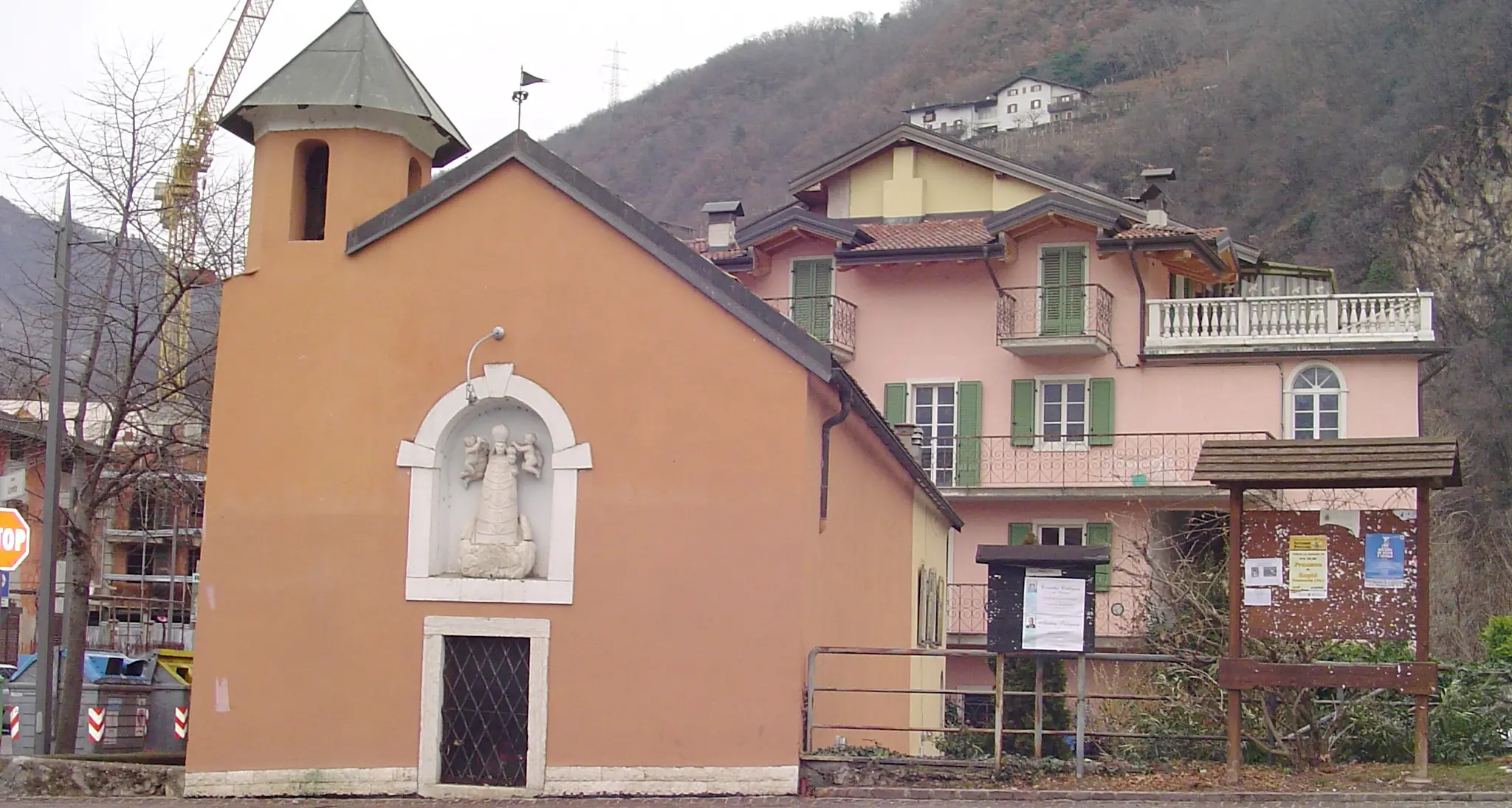 In piazza Loreto \"Babbi Natale\" in bici portano doni ai bambini