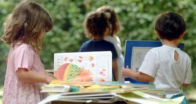 «Meglio sporco che in rosa», madre contro maestre asilo