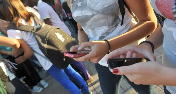 Un anno senza smartphone, sfida vale 100mila dollari