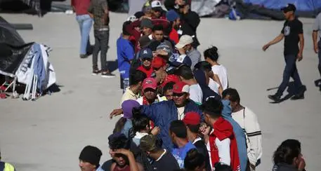 Usa: bimbi migranti con numeri a braccio