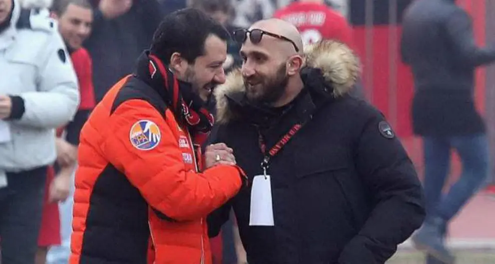 Salvini insieme agli Ultras tra abbracci e selfie
