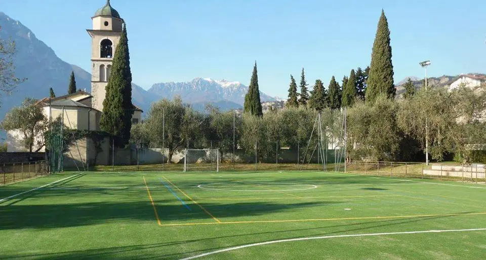 Torbole, campo da calcetto e polemiche