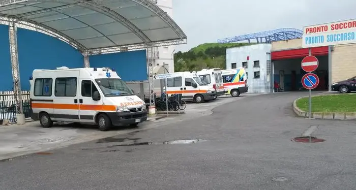 Dottoressa aggredita davanti all'ospedale Salva grazie a un ambulante marocchino