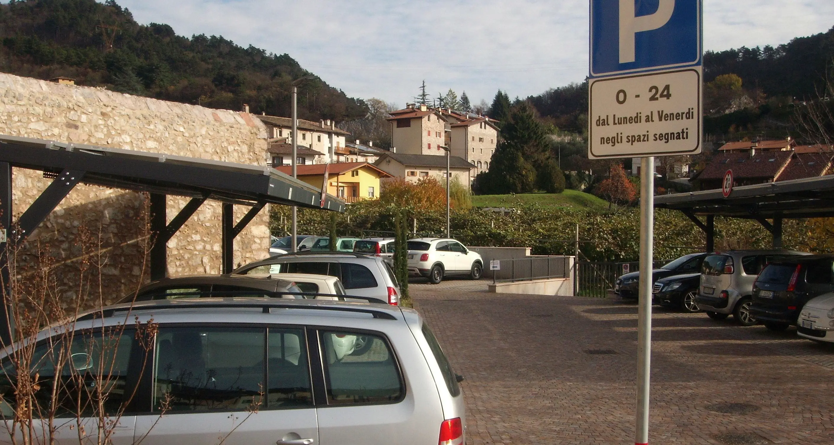 Vezzano, ultimato il parcheggio Sotto il municipio 42 posti auto