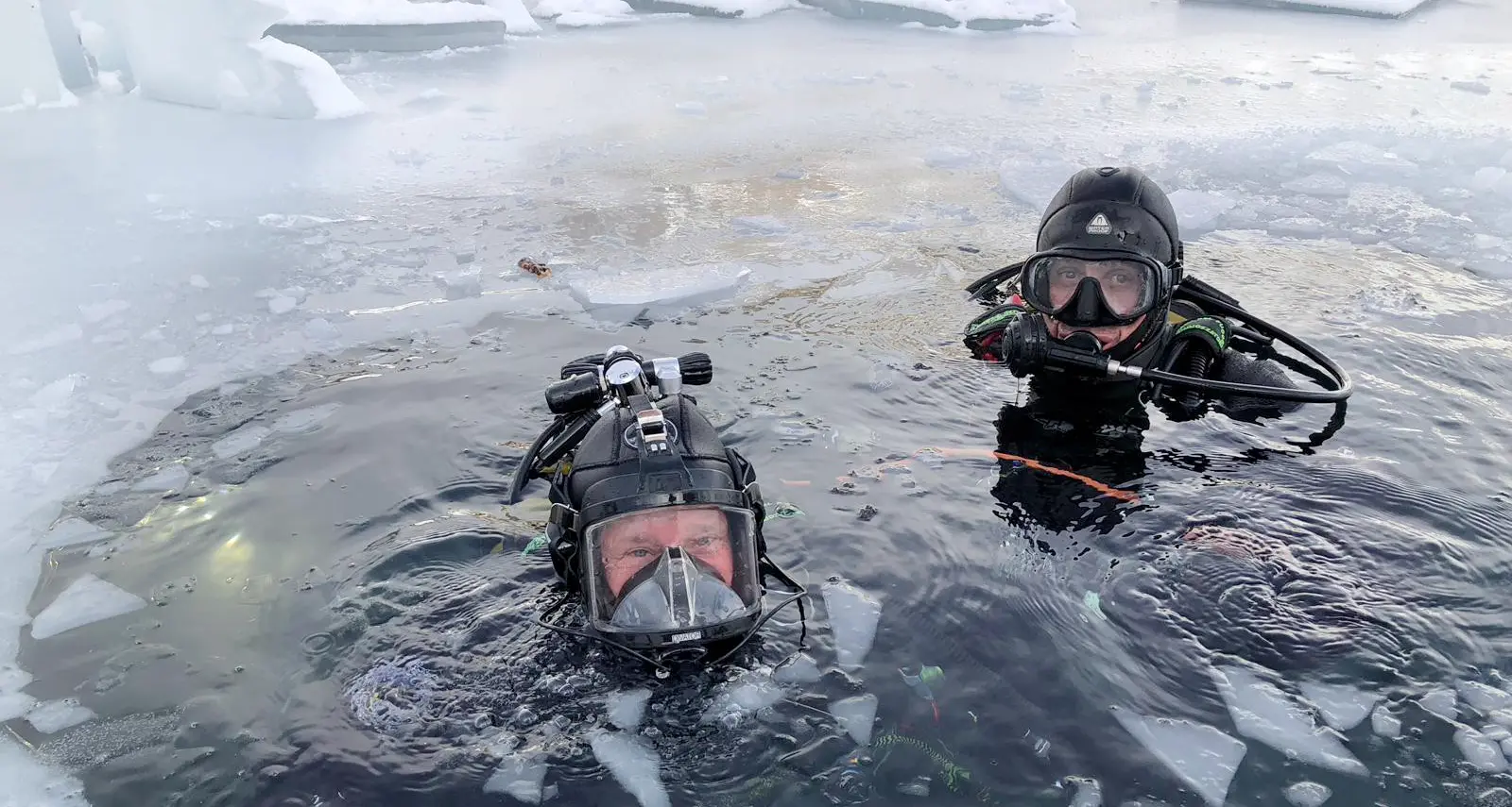 I sommozzatori sotto ghiaccio Esercitazioni al Lago di Fedaia