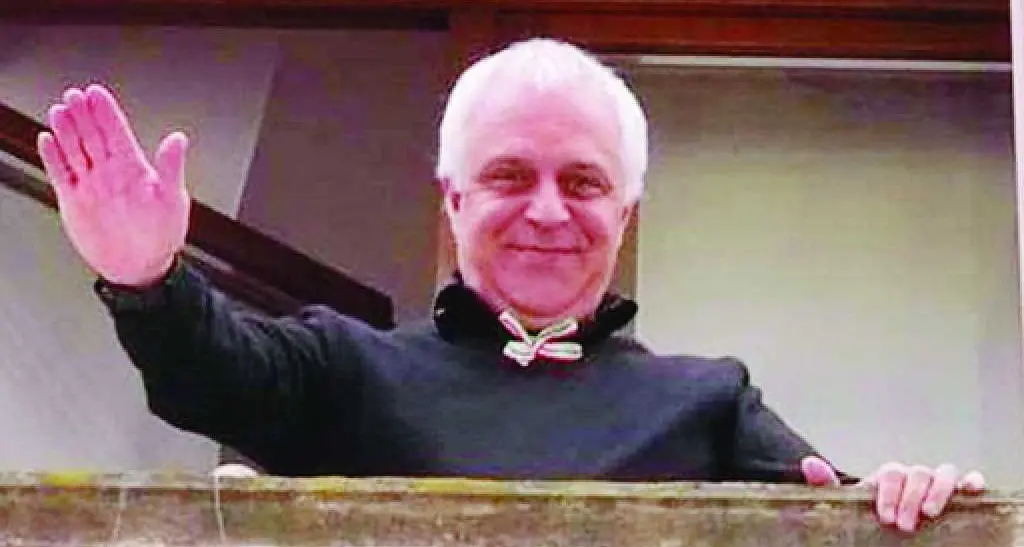 Camicia nera e braccio alzato «L'assessore deve dimettersi»