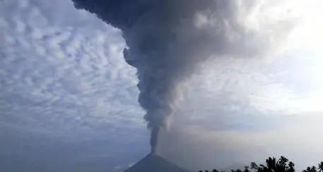 Indonesia: eruzione del vulcano Soputan su isola Sulawesi