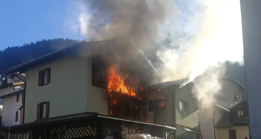 Tonadico: furioso incendio in centro al paese