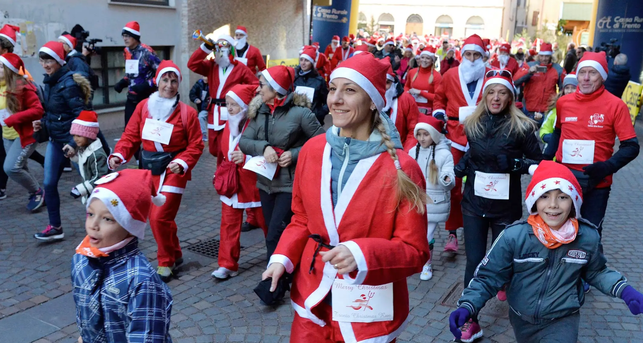 Trecento Babbi Natale di corsa per la città