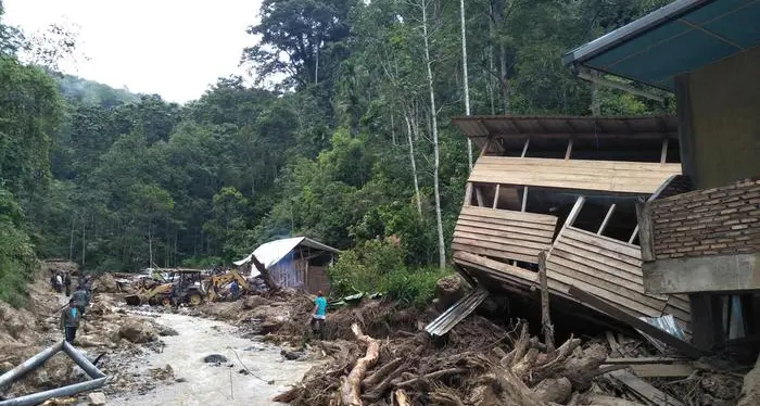 Indonesia, anche 12 bambini fra le vittime di un'inondazione