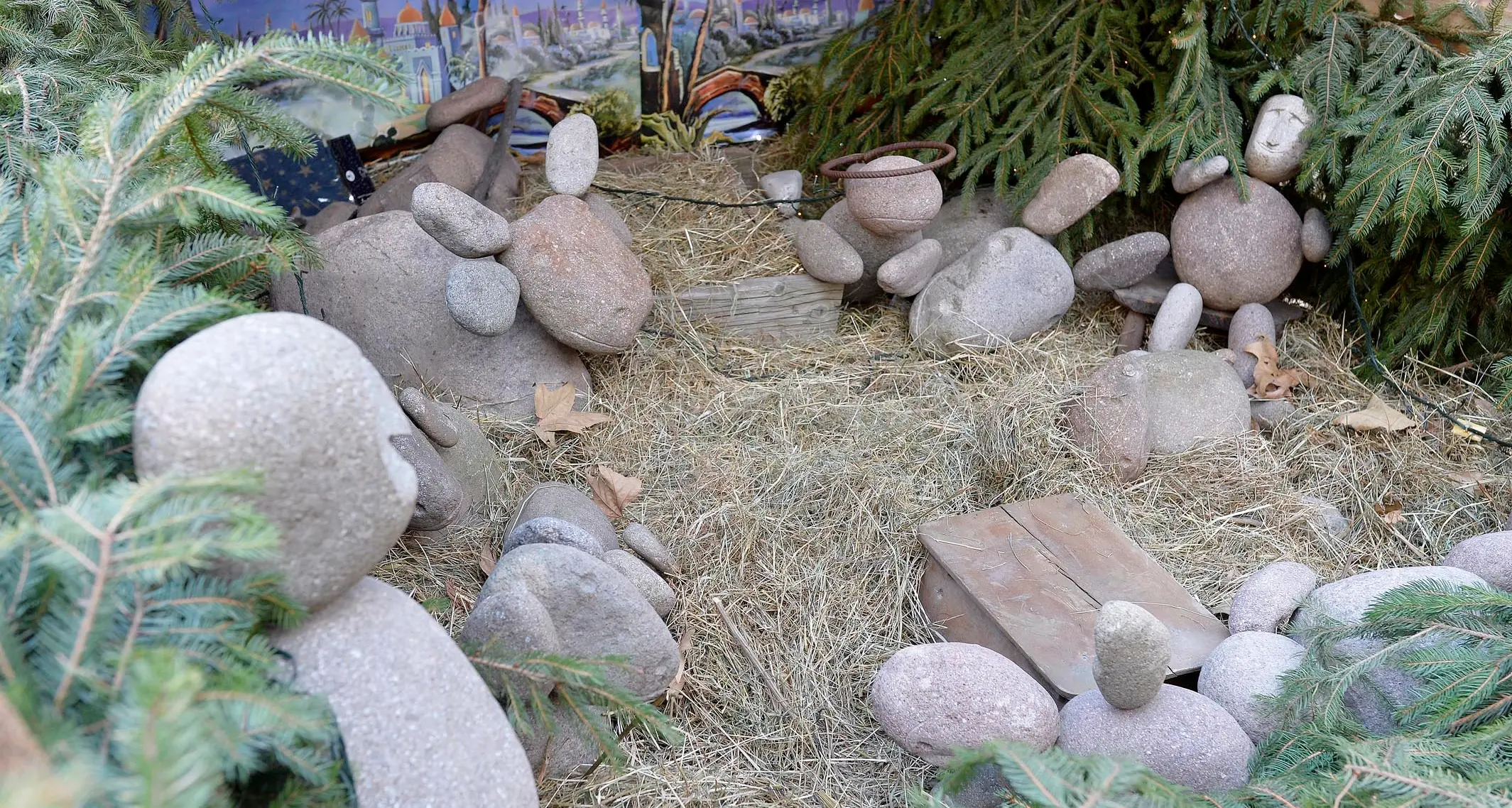Il presepe di piazza Vittoria colpito dai vandali