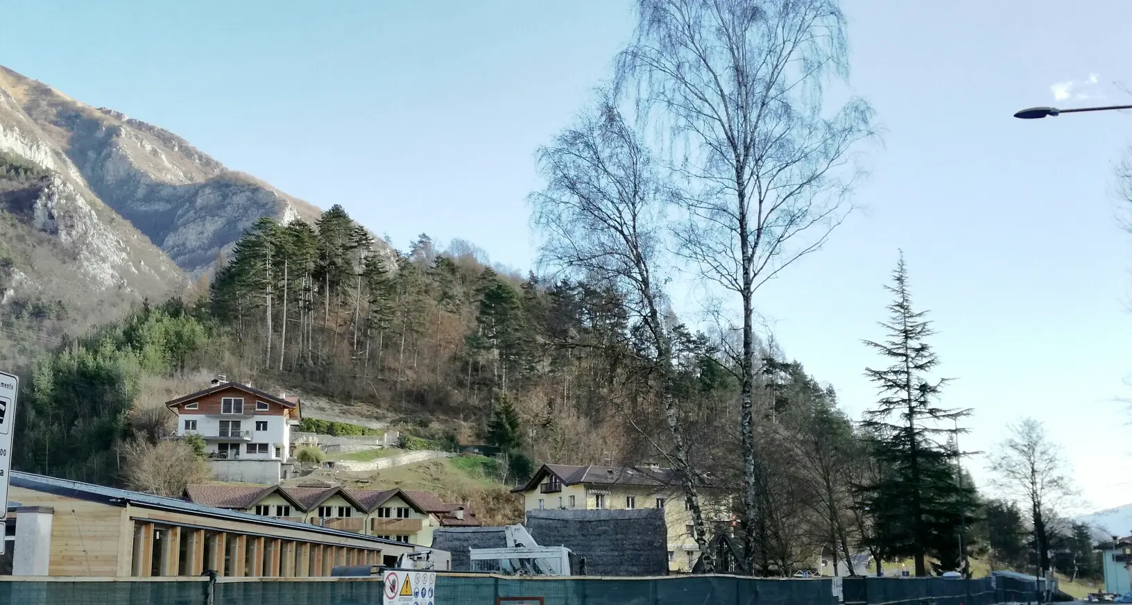 Sul lungolago di Molina tagliati platani monumentali