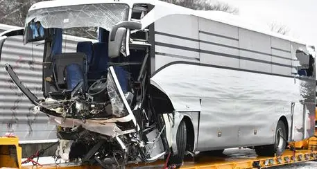 Pullman partito da Genova si schianta, 1 morto