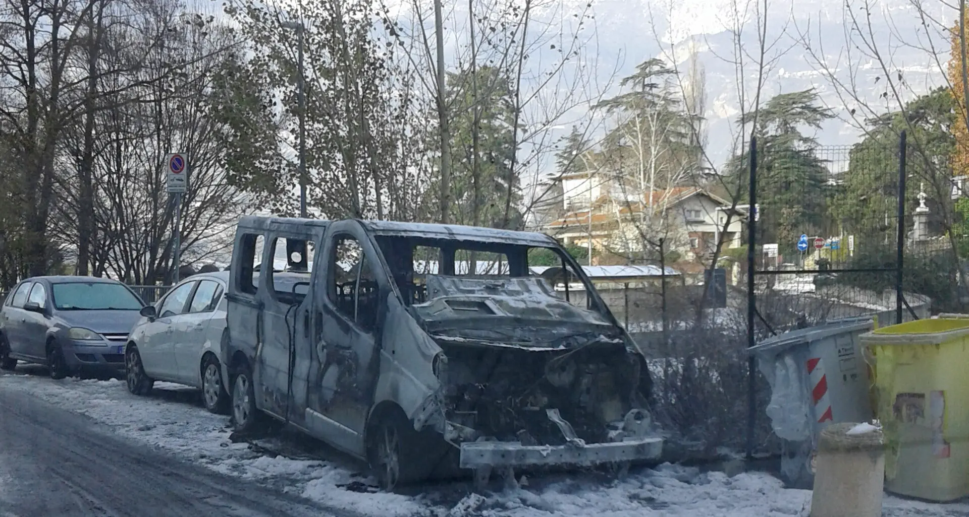 Furgone in fiamme nella notte: rischiata l'esplosione