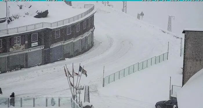 Maltempo e divieti di transito A22, Tir in coda verso l'Austria Sui passi è arrivata la neve