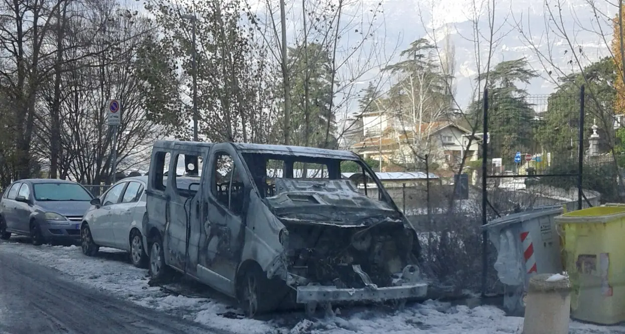 Brione, furgone in fiamme Paura per un'auto a Gpl