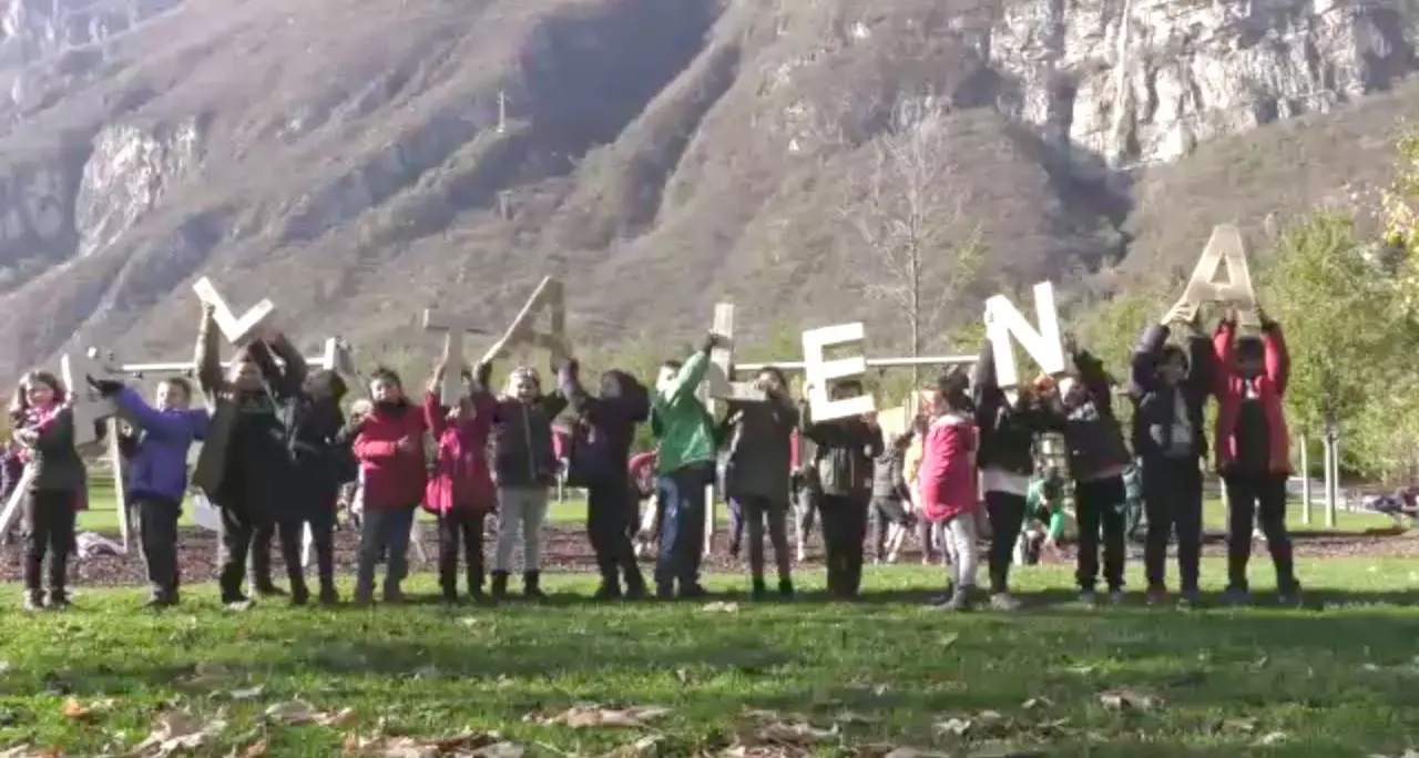 La canzone antirazzista \"L'altalena\" in un \"live\" davanti a Mattarella