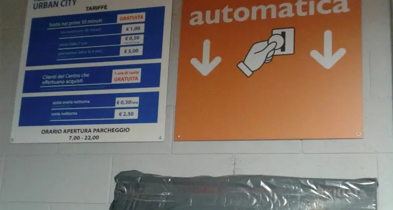 Urban City, casse scassinate e vandalismi nel parcheggio