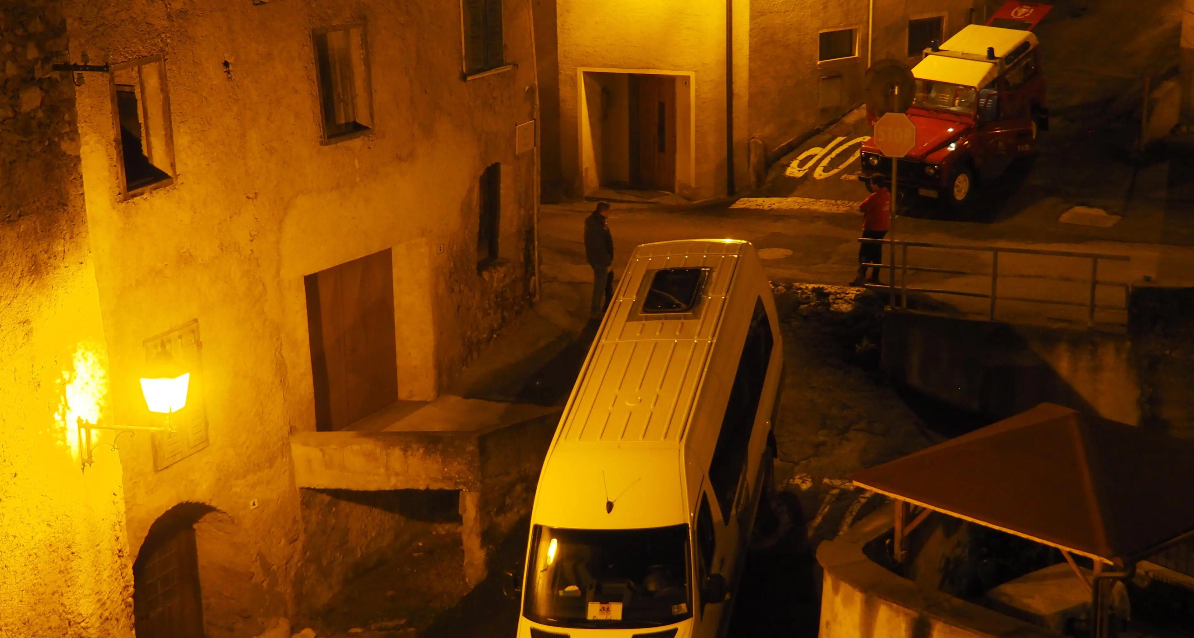 Lo scuolabus «deviato» finisce incastrato