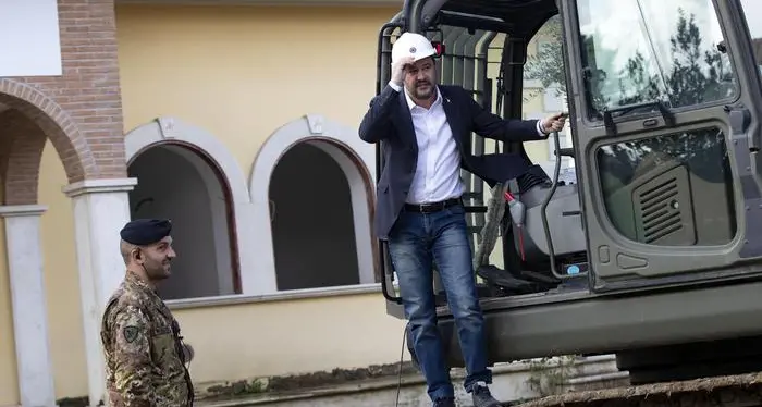 Casamonica: Salvini su ruspa per l’abbattimento della villa