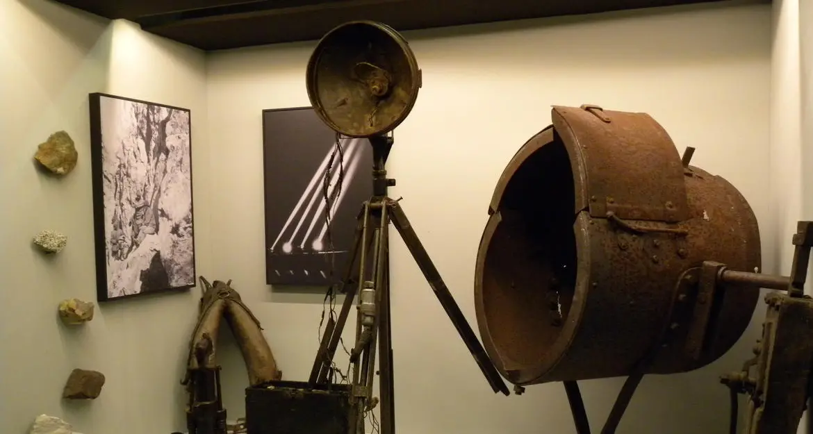 Un raro riflettore di guerra austriaco emerge dai ghiacci