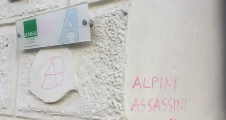 Alpini, altre scritte ingiuriose comparse sui muri a Bolzano