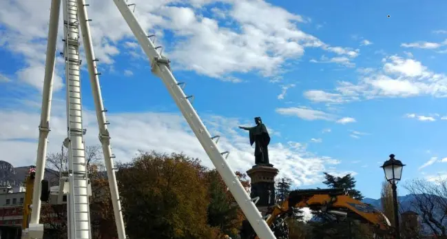 Arrivata la grande ruota panoramica del Natale a Trento