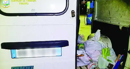 Surgelati sciolti e buttati nel bagagliaio