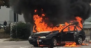 Auto in fiamme nel parcheggio a Trento Sud